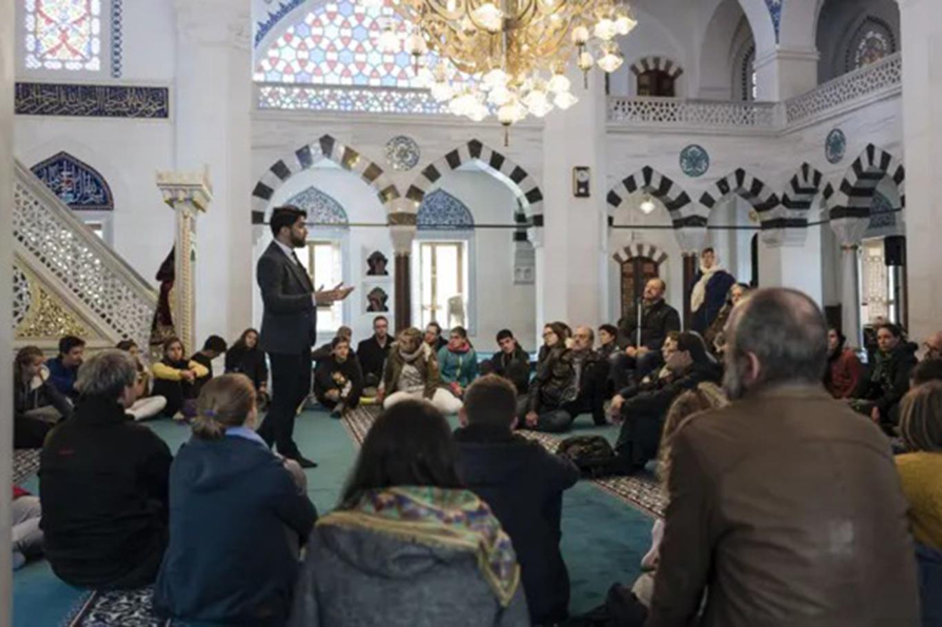 Almanya'da Hristiyanlık çöküşte, İslam'a yöneliş ise artıyor Almanya'da Hristiyanlık çöküşte, İslam'a yöneliş ise artıyor